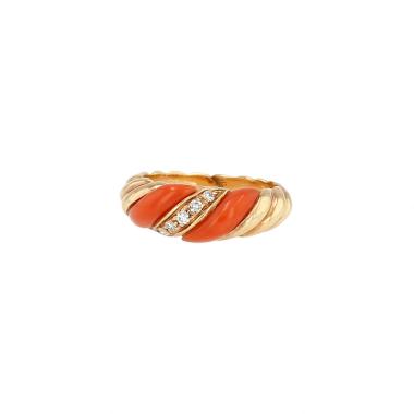 Anillo vintage de los años 60 en oro amarillo, Corail y diamantes