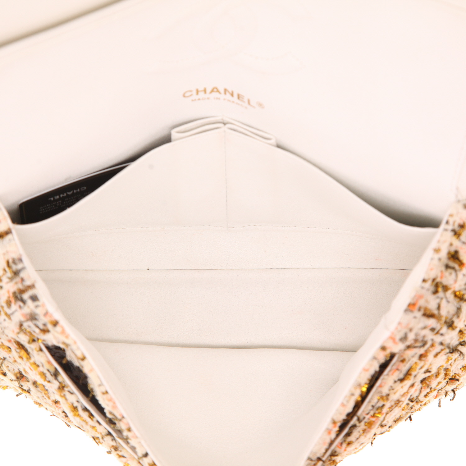 Sac à main Chanel  Timeless Classic en tweed beige doré et blanc et cuir blanc - Detail D3