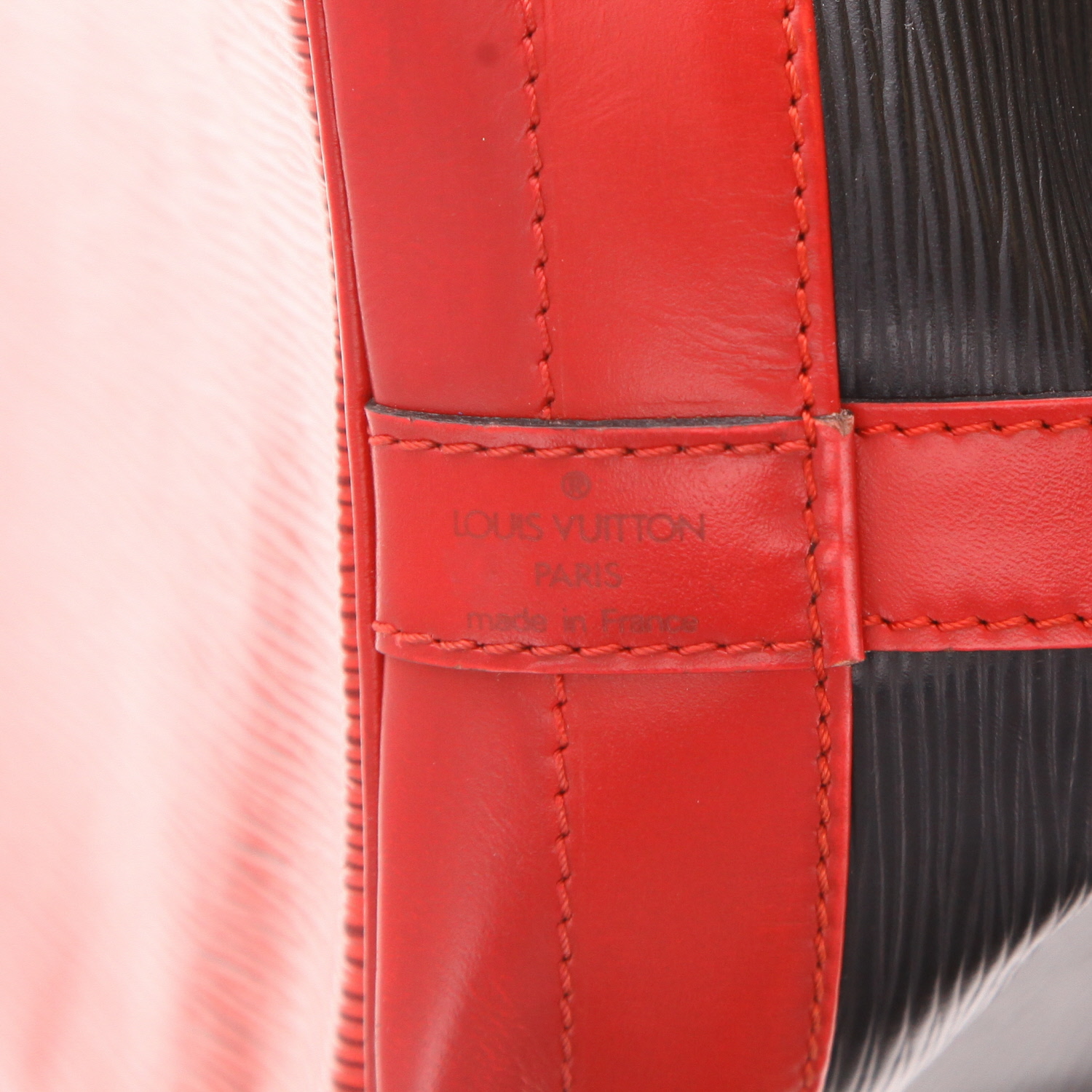 Sac à main Louis Vuitton  Grand Noé en cuir épi noir et rouge - Detail D2