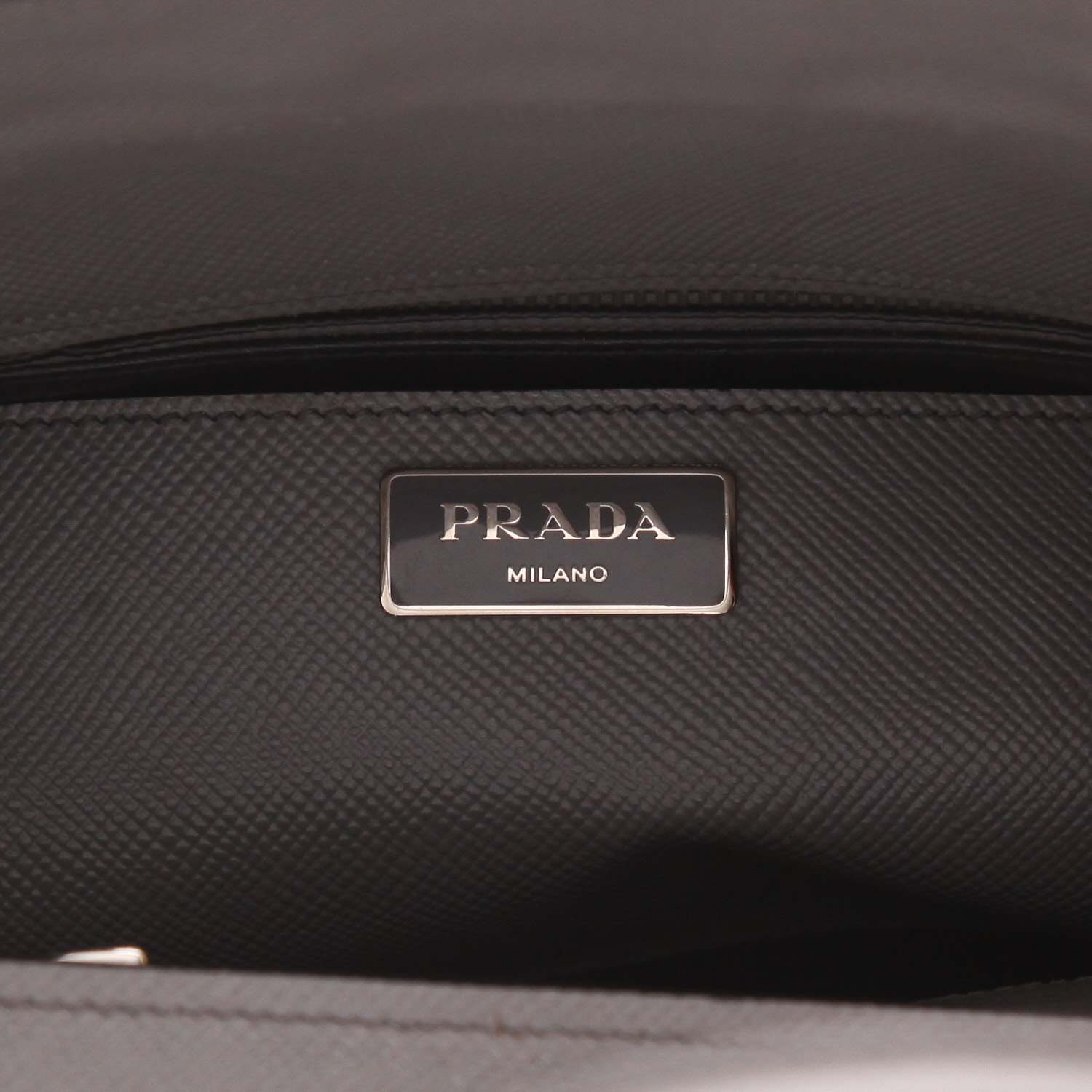 Sac à main Prada  Galleria moyen modèle  en cuir saffiano gris - Detail D2