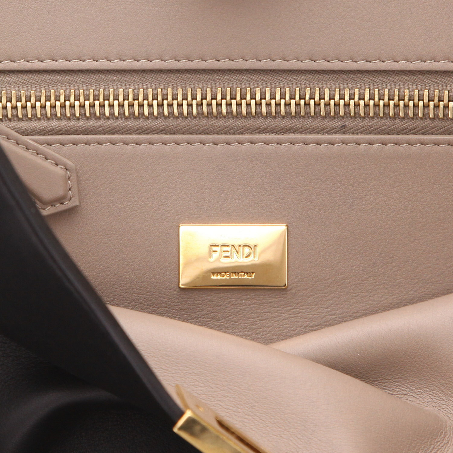 Fendi Peekaboo handbag in black leather - Detail D2