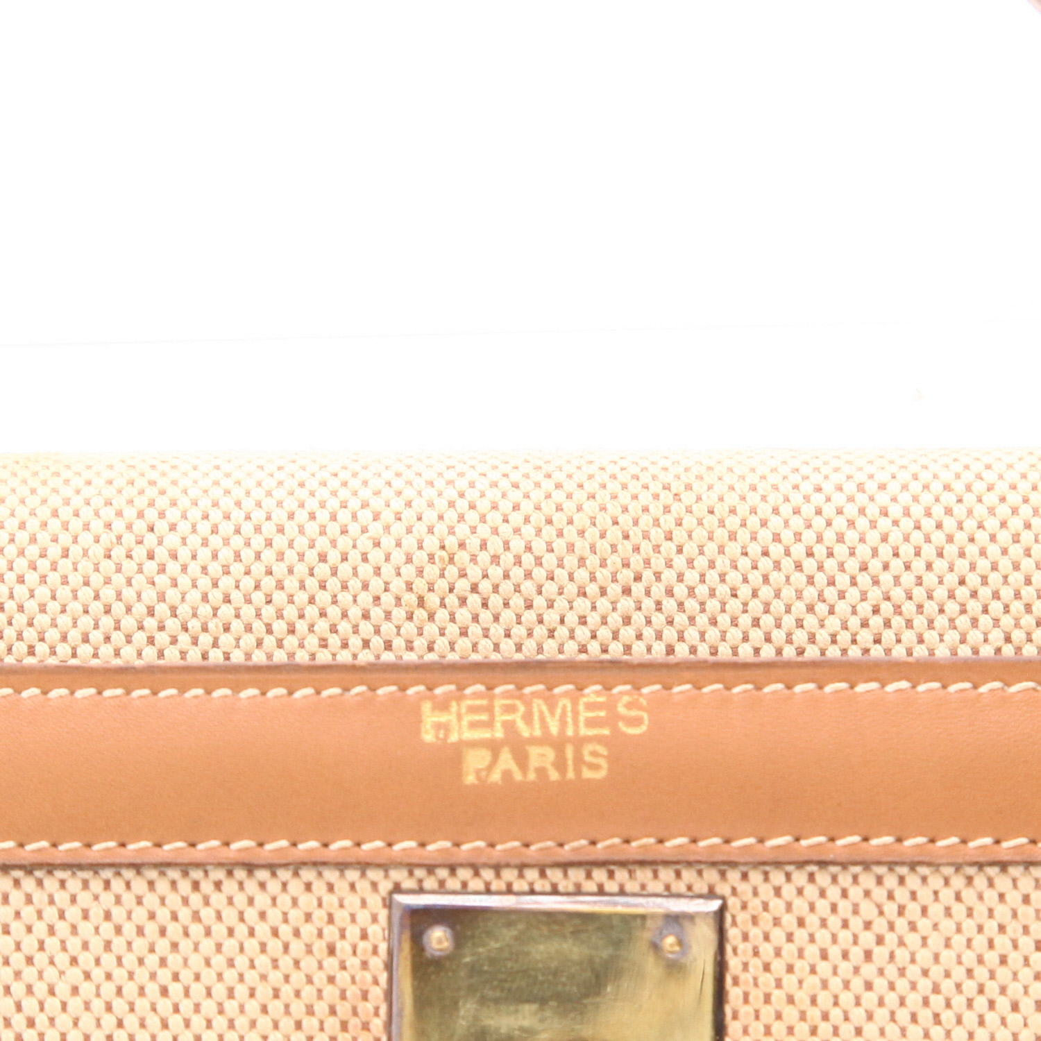 Hermès Kelly 32 cm handbag in beige canvas and gold leather - Detail D2