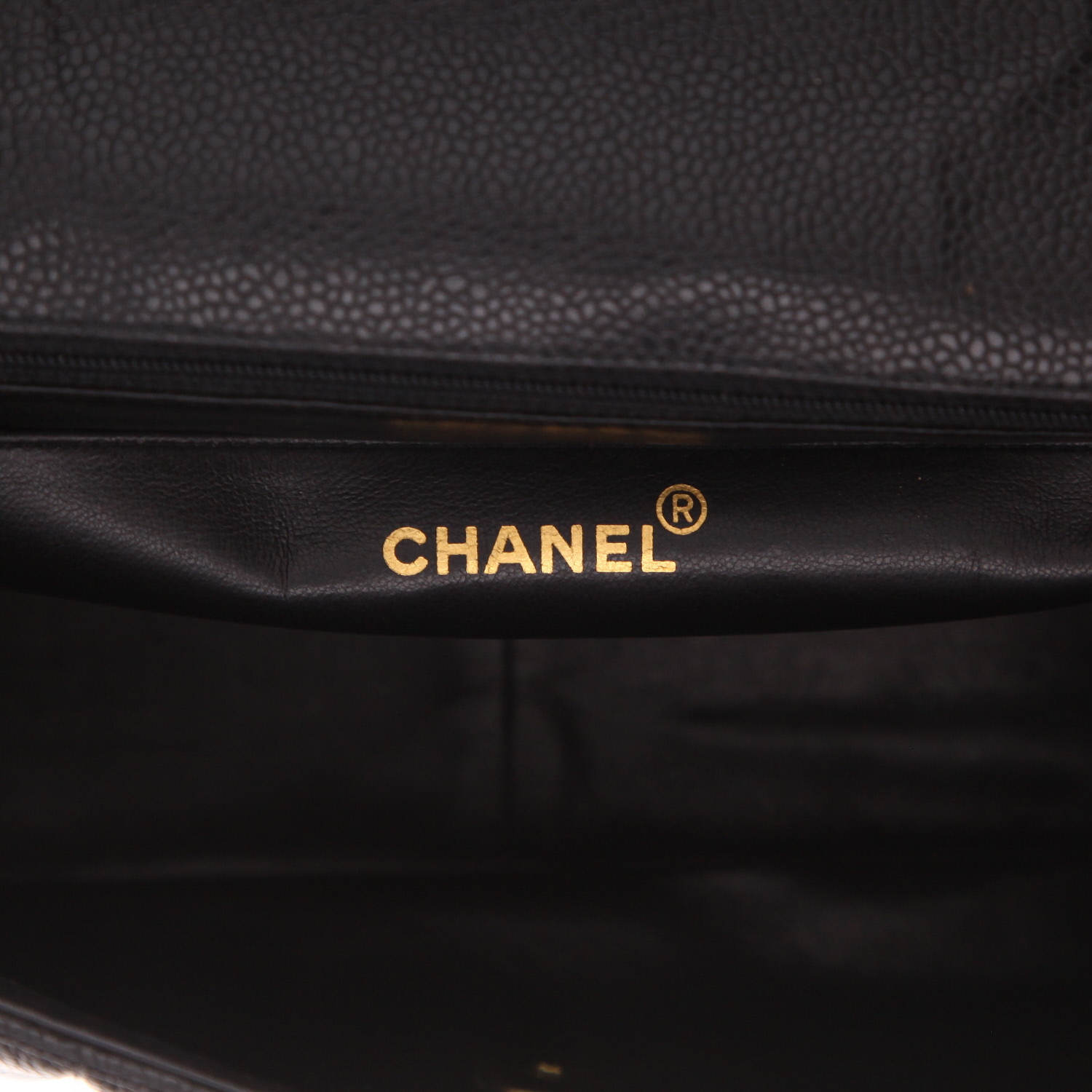 Chanel Timeless Jumbo shoulder bag in Noir quilted grained leather - Detail D2