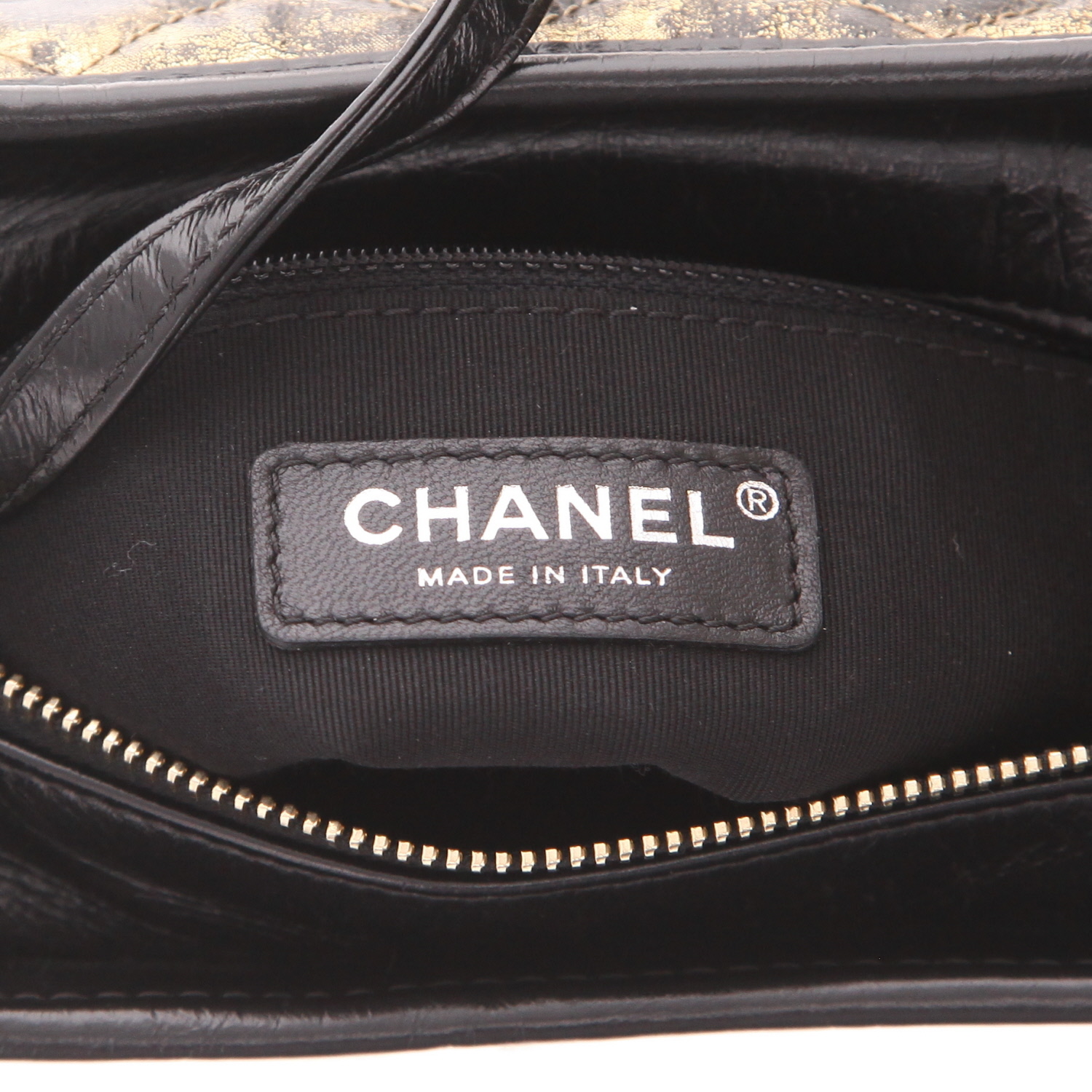 Borsa a tracolla Chanel  Gabrielle  modello piccolo  in pelle trapuntata nera e dorata e pelle nera - Detail D2