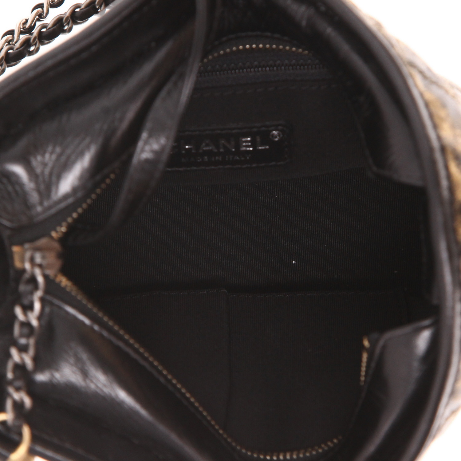 Borsa a tracolla Chanel  Gabrielle  modello piccolo  in pelle trapuntata nera e dorata e pelle nera - Detail D3