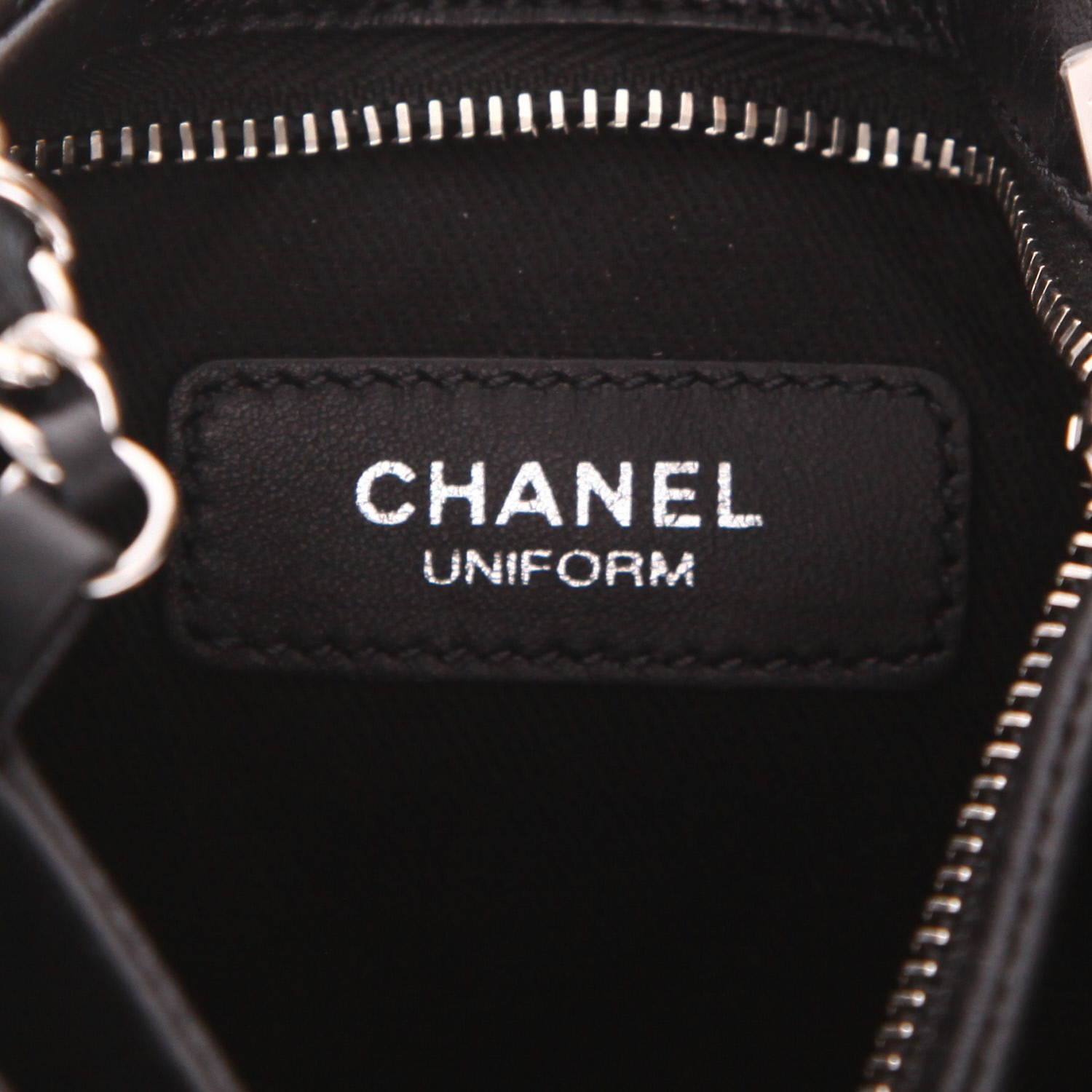 Chanel shoulder bag in black quilted leather - Detail D2