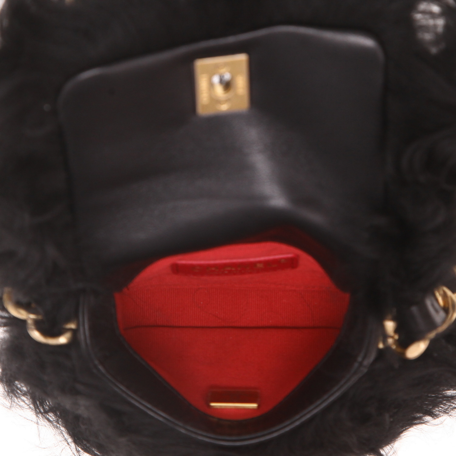 Sac bandoulière Chanel   en fourrure synthétique noire - Detail D3