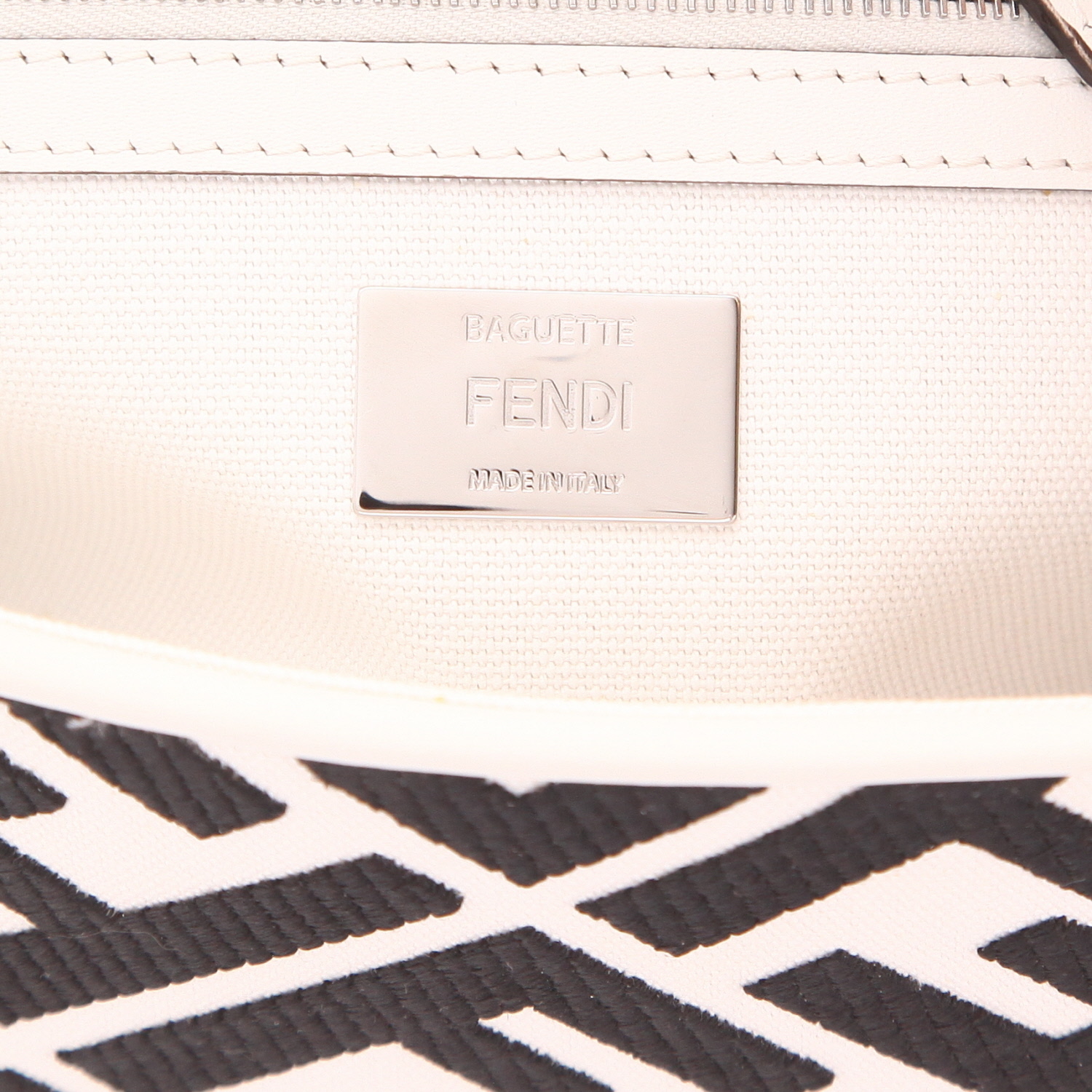 Bolso bandolera Fendi «Baguette» de lona con el logotipo en Noir y blanco - Detail D2