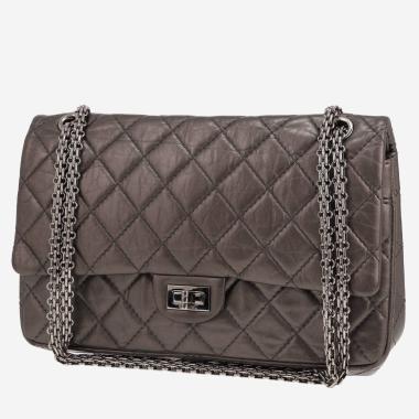 Sac bandoulière Chanel  2.55 grand modèle  en cuir matelassé argenté