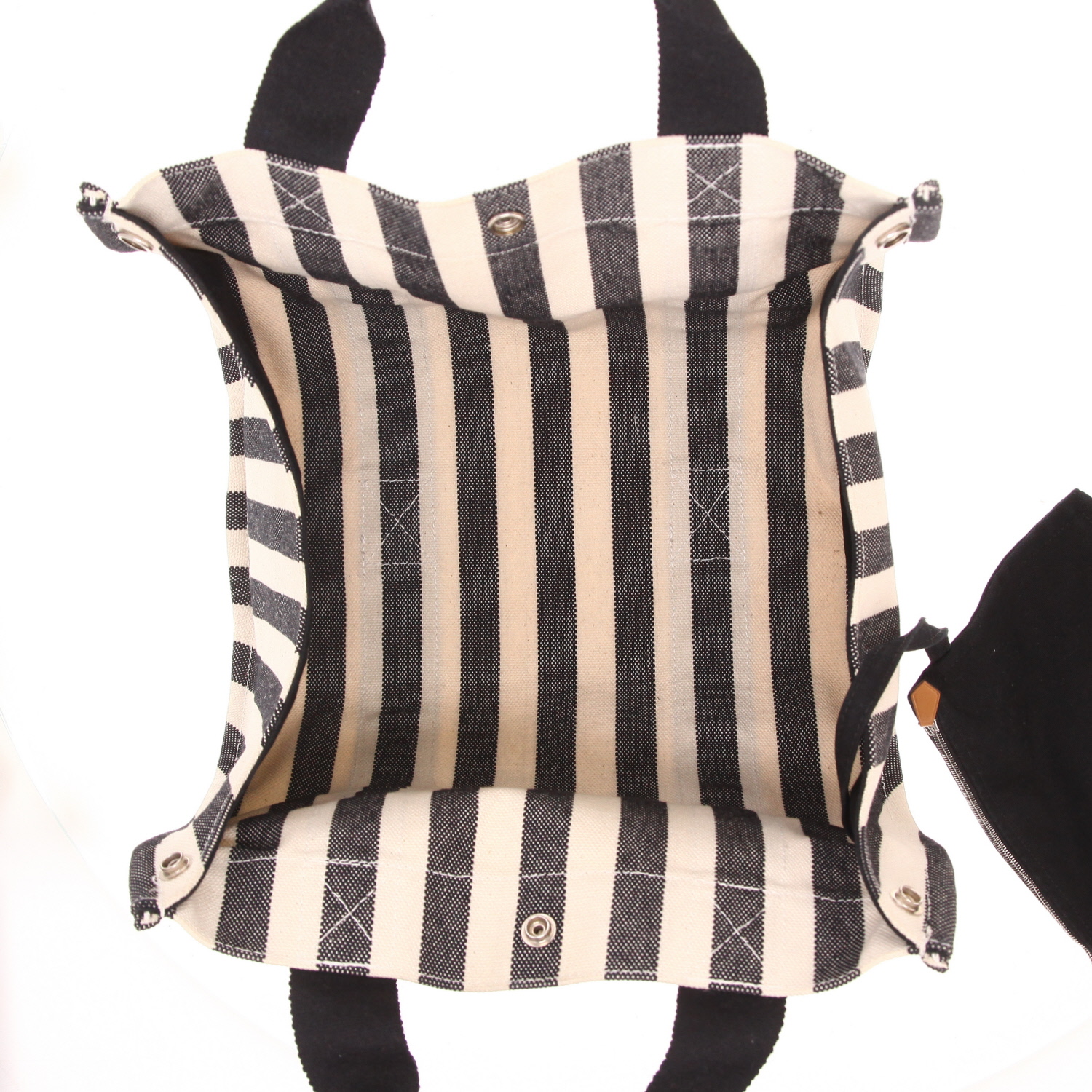 Hermès handbag in beige and black canvas - Detail D3