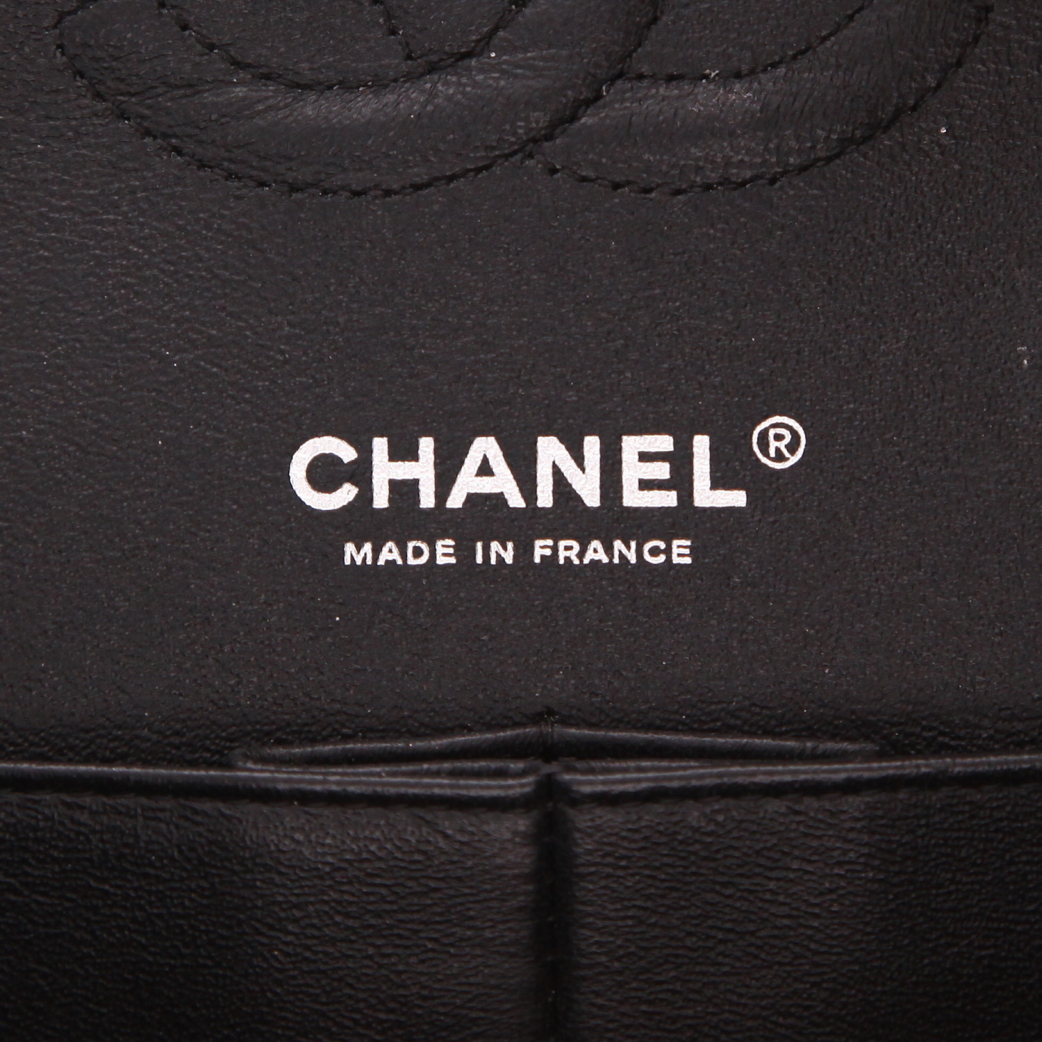 Chanel Timeless Classic handbag in Noir and white jersey - Detail D2