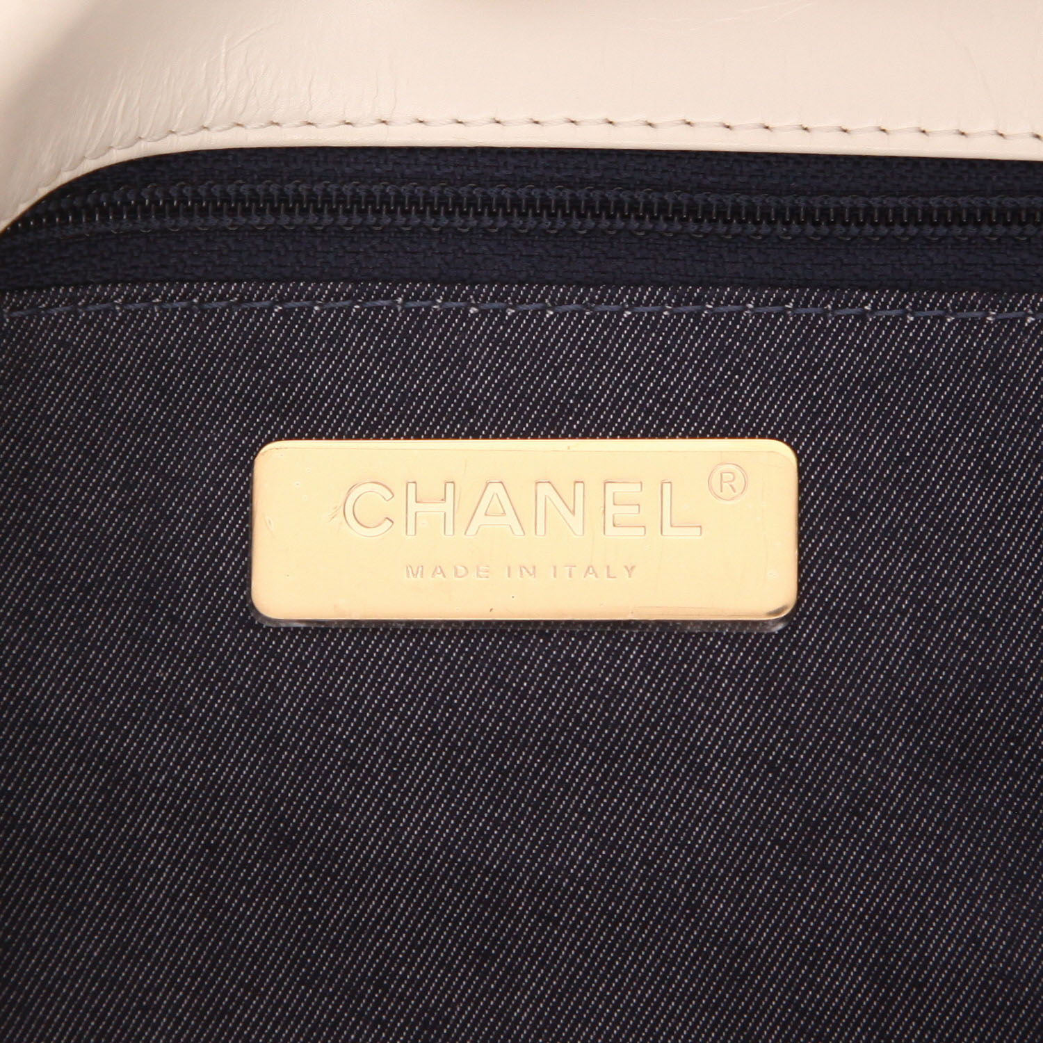 Sac à main Chanel  Sac à rabat en cuir crème - Detail D2