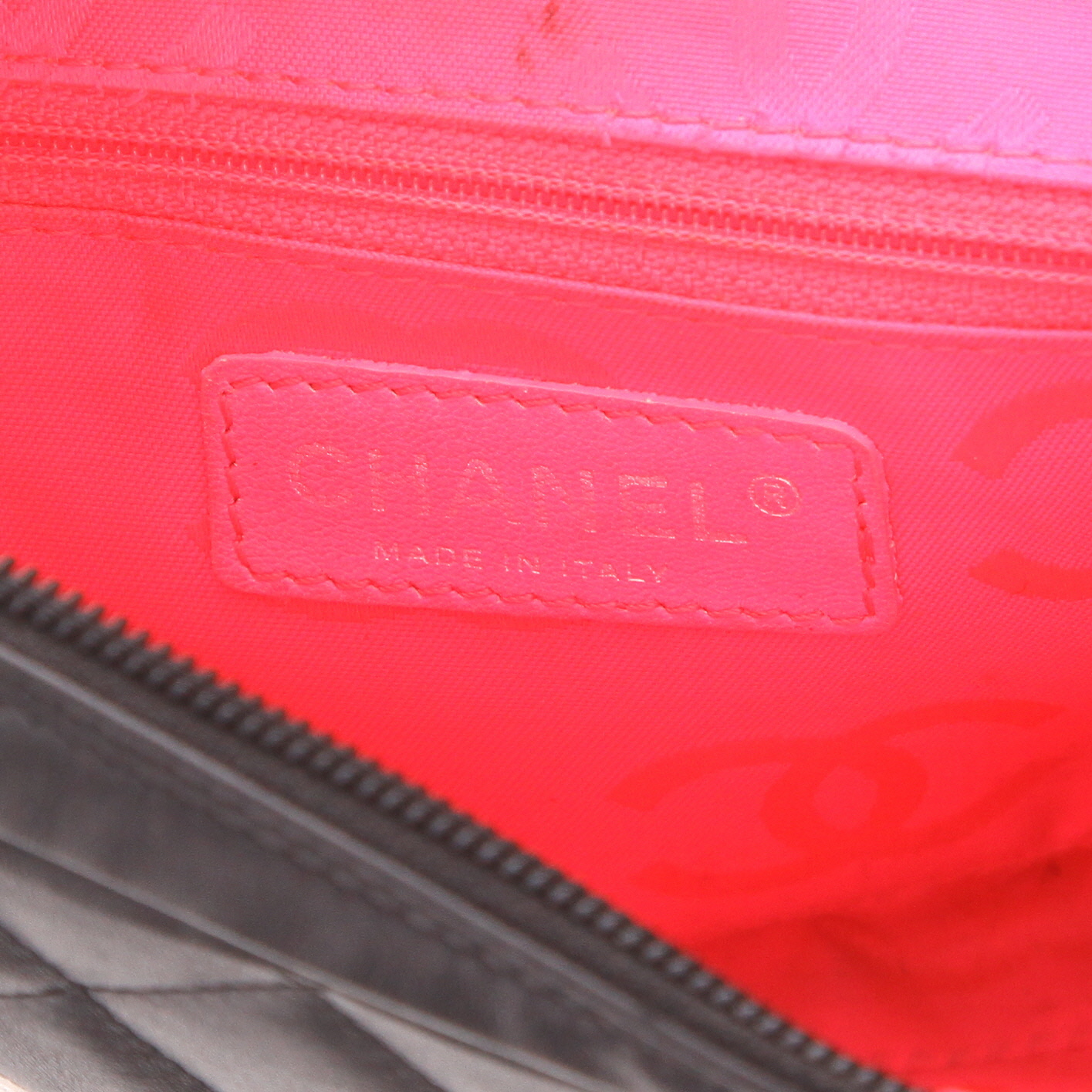 Bolso Chanel Cambon, para llevar al hombro o en la mano, de piel acolchada en blanco y Noir - Detail D2