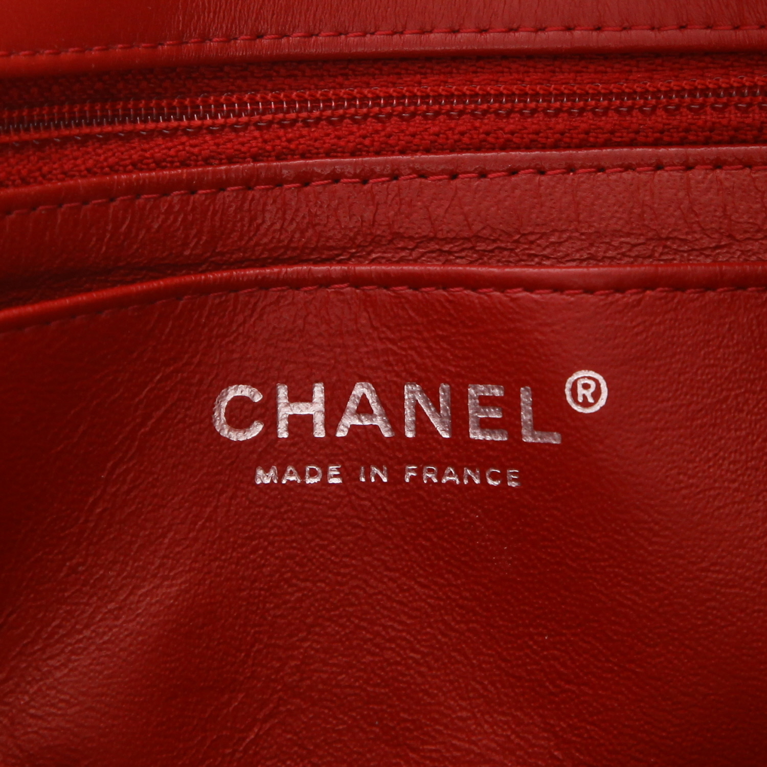 Chanel Mini Timeless shoulder bag in red quilted patent leather - Detail D2
