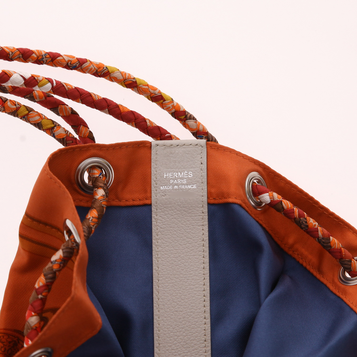 Zaino Hermès “Soie Cool” in seta Orange e pelle di vitello “Clémence” Gris-Béton - Detail D2