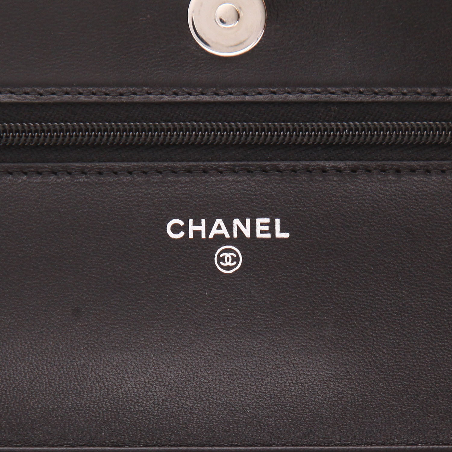 Sac bandoulière Chanel  Wallet on Chain en cuir matelassé noir - Detail D2