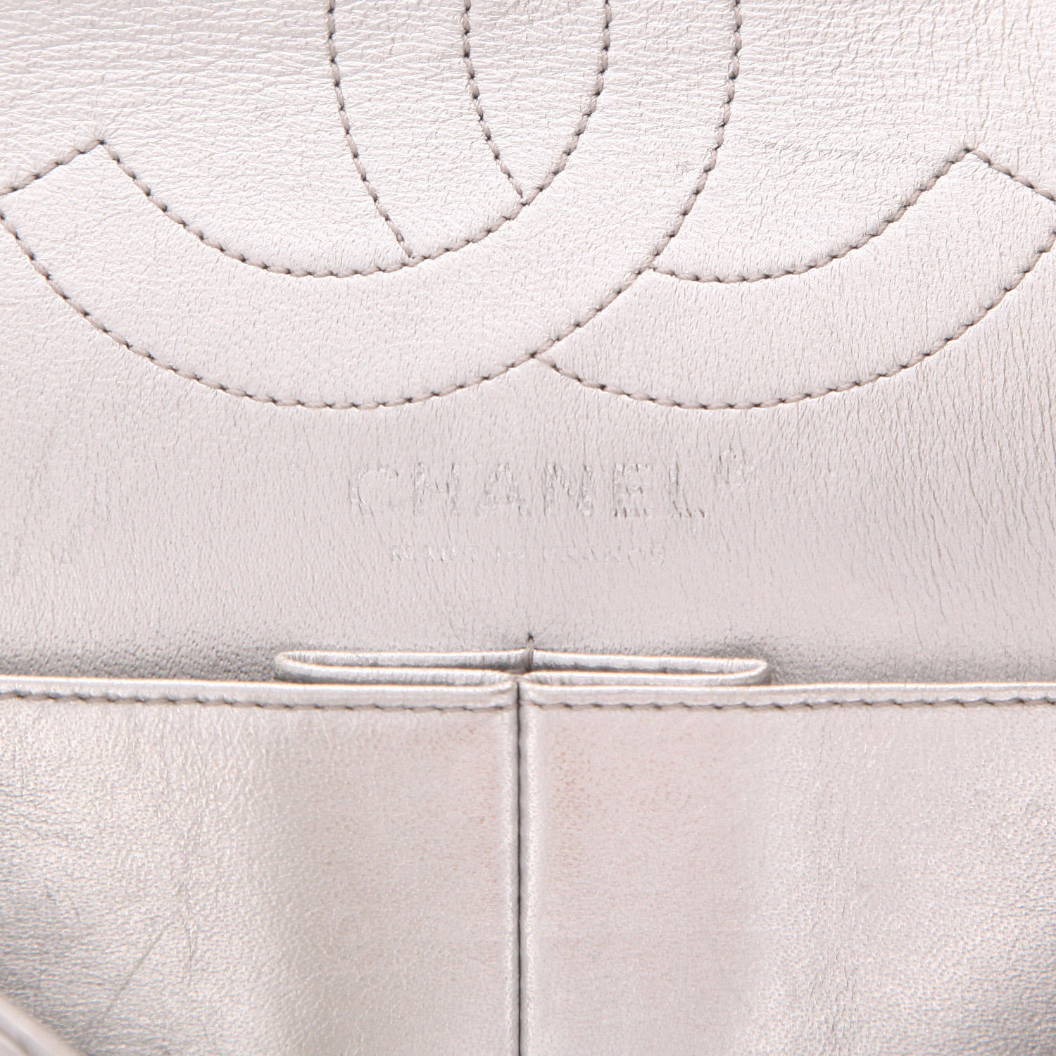 Sac à main Chanel 2.55 en cuir matelassé argenté - Detail D2