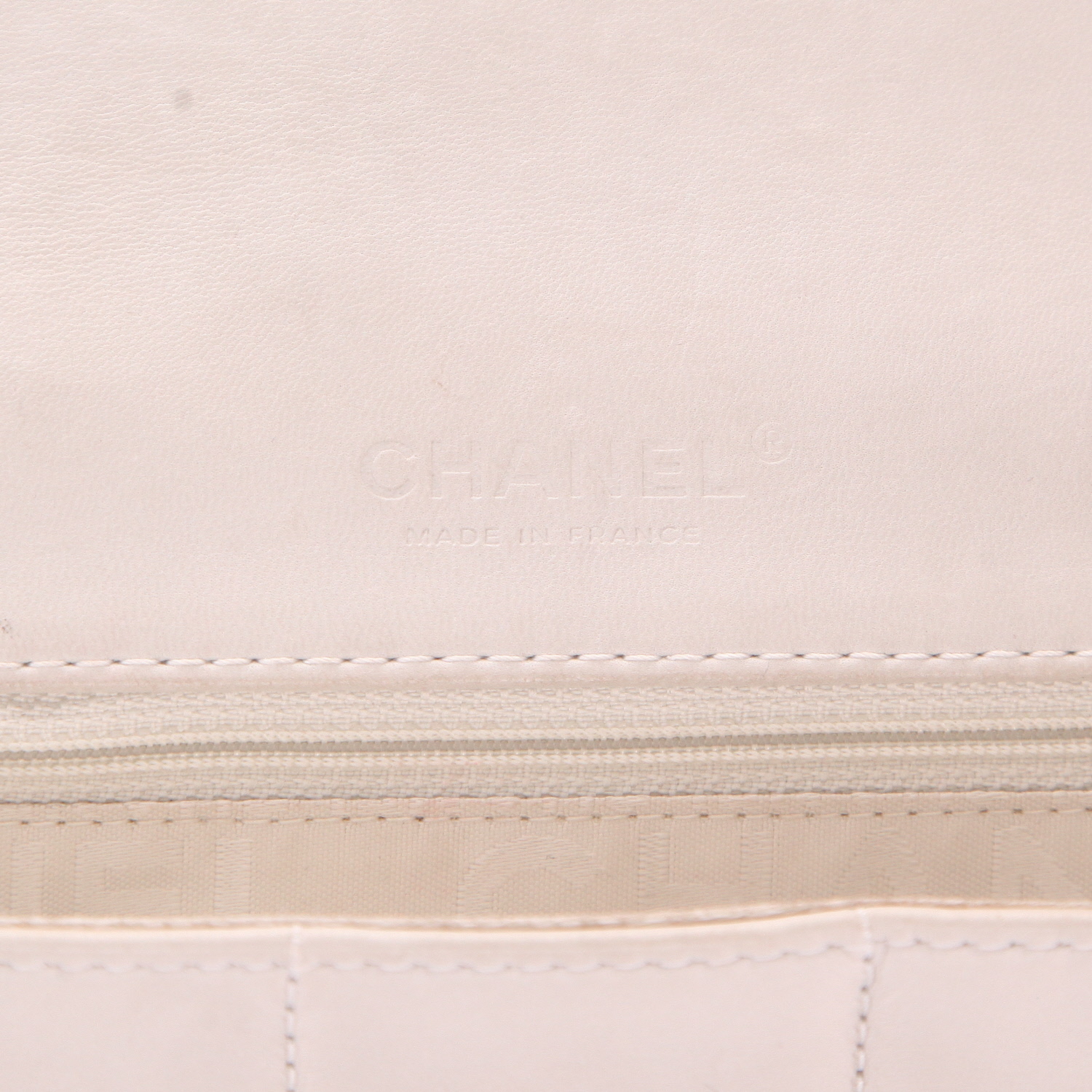 Bolso Chanel «Timeless» de piel acolchada en color Blanc Cassé - Detail D2