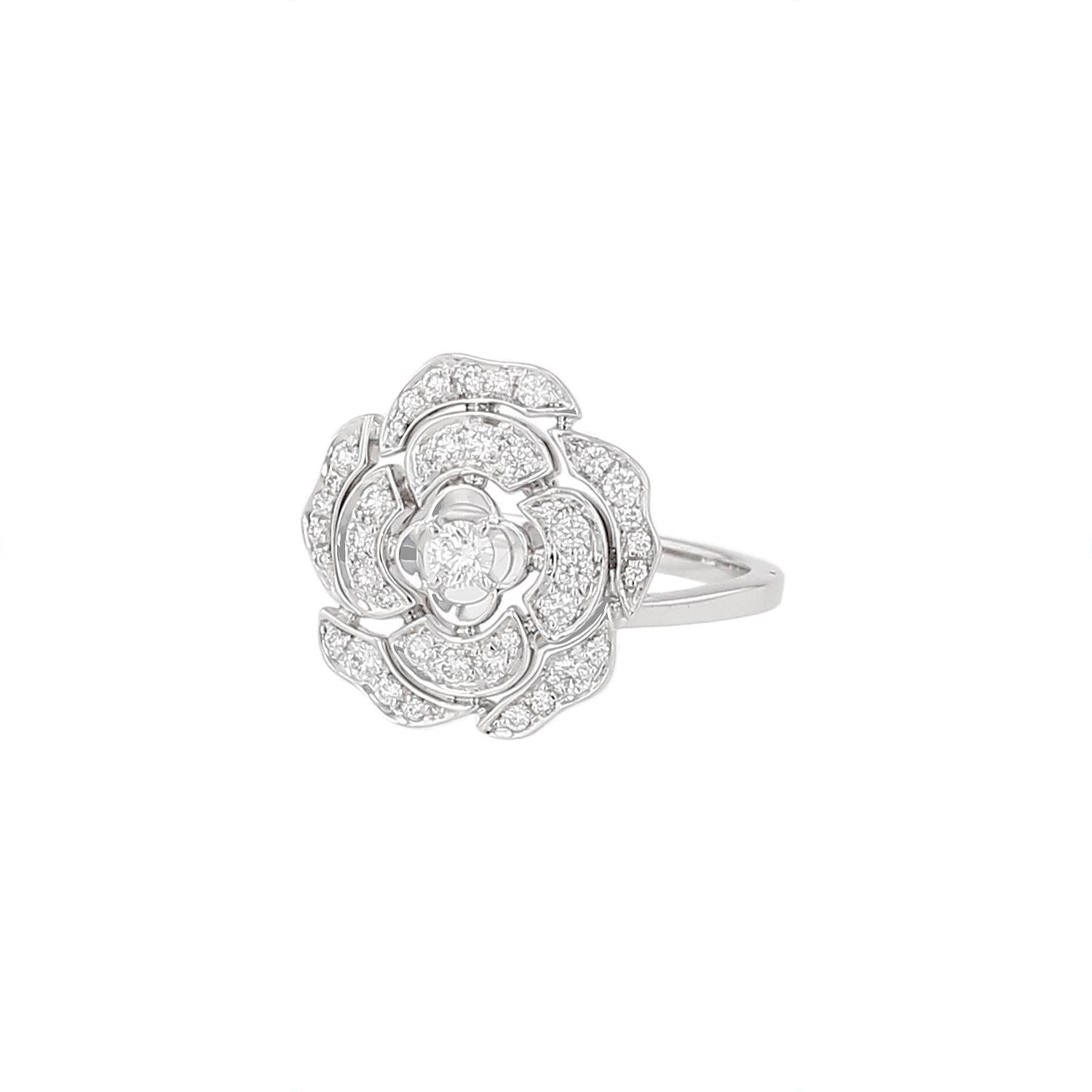 Bague Chanel Bouton de Camélia petit modèle en or blanc et diamants Bague Chanel Bouton de Camélia petit modèle en or blanc et diamants