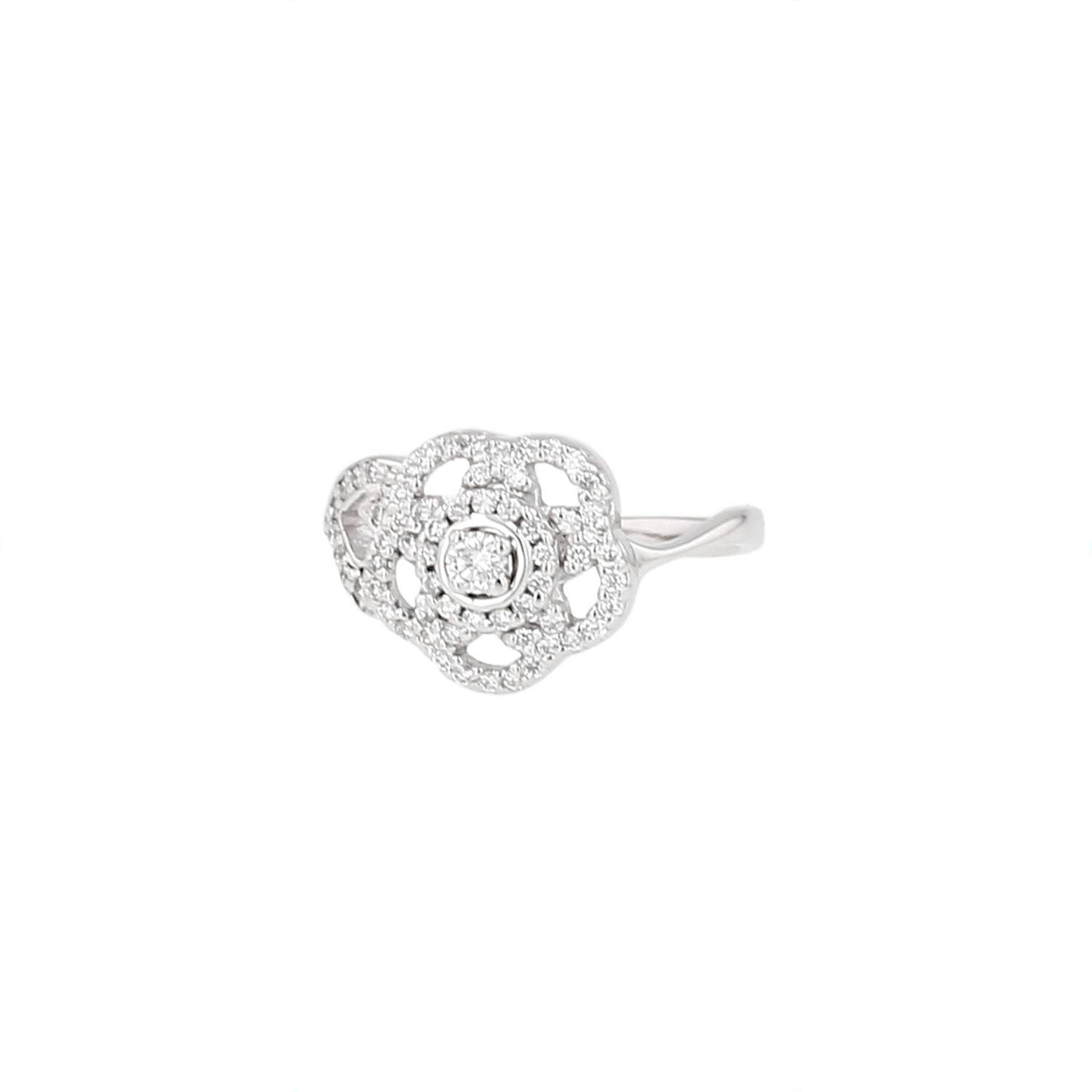Bague Chanel Camélia Brodé petit modèle en or blanc et diamants Bague Chanel Camélia Brodé petit modèle en or blanc et diamants