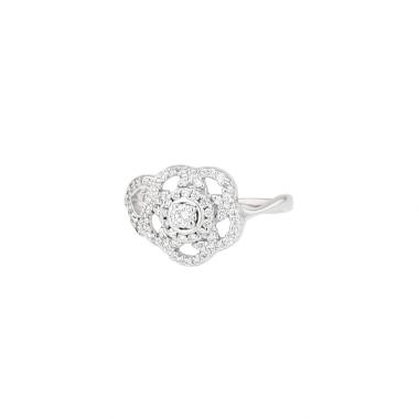 Anillo Chanel «Camelia» bordado, modelo pequeño, en oro blanco y diamantes