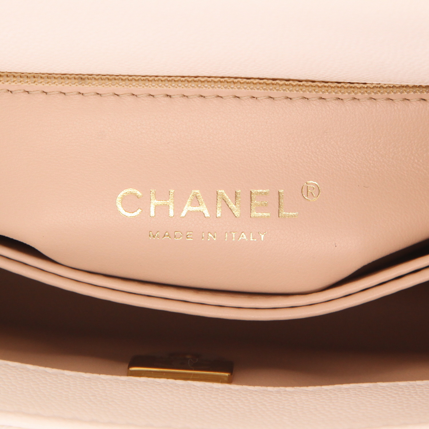 Chanel Coco Handle shoulder bag in white quilted grained leather - Detail D2