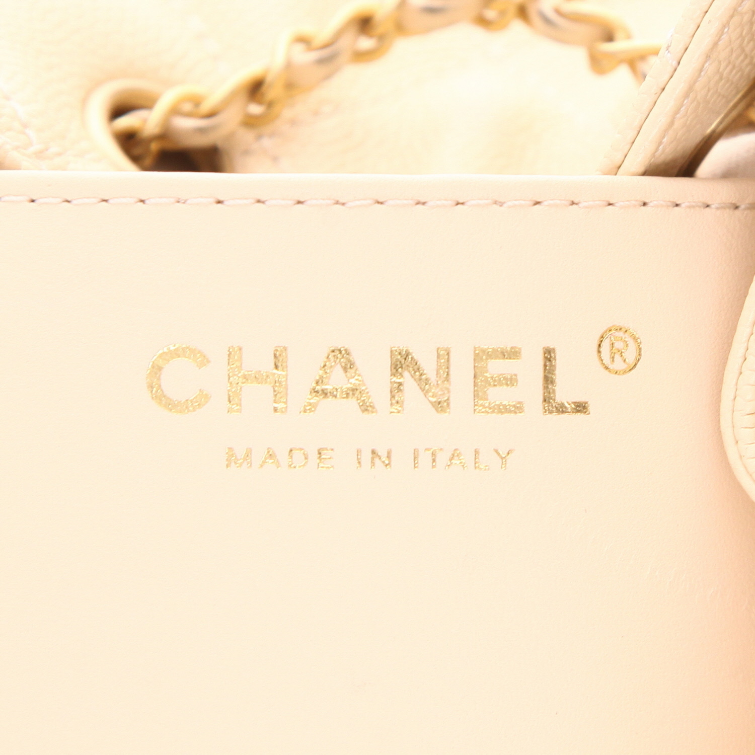 Chanel 25 handbag in beige quilted grained leather - Detail D2