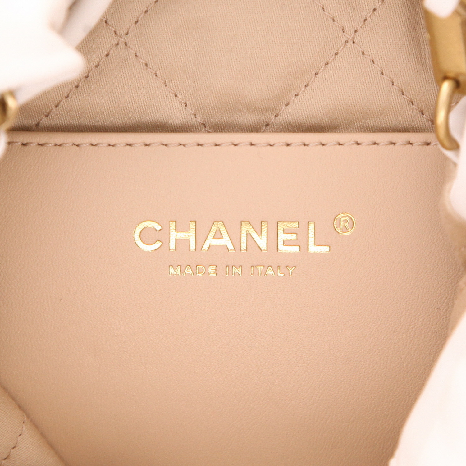 Bolso bandolera Chanel 22 mini de piel blanca - Detail D2