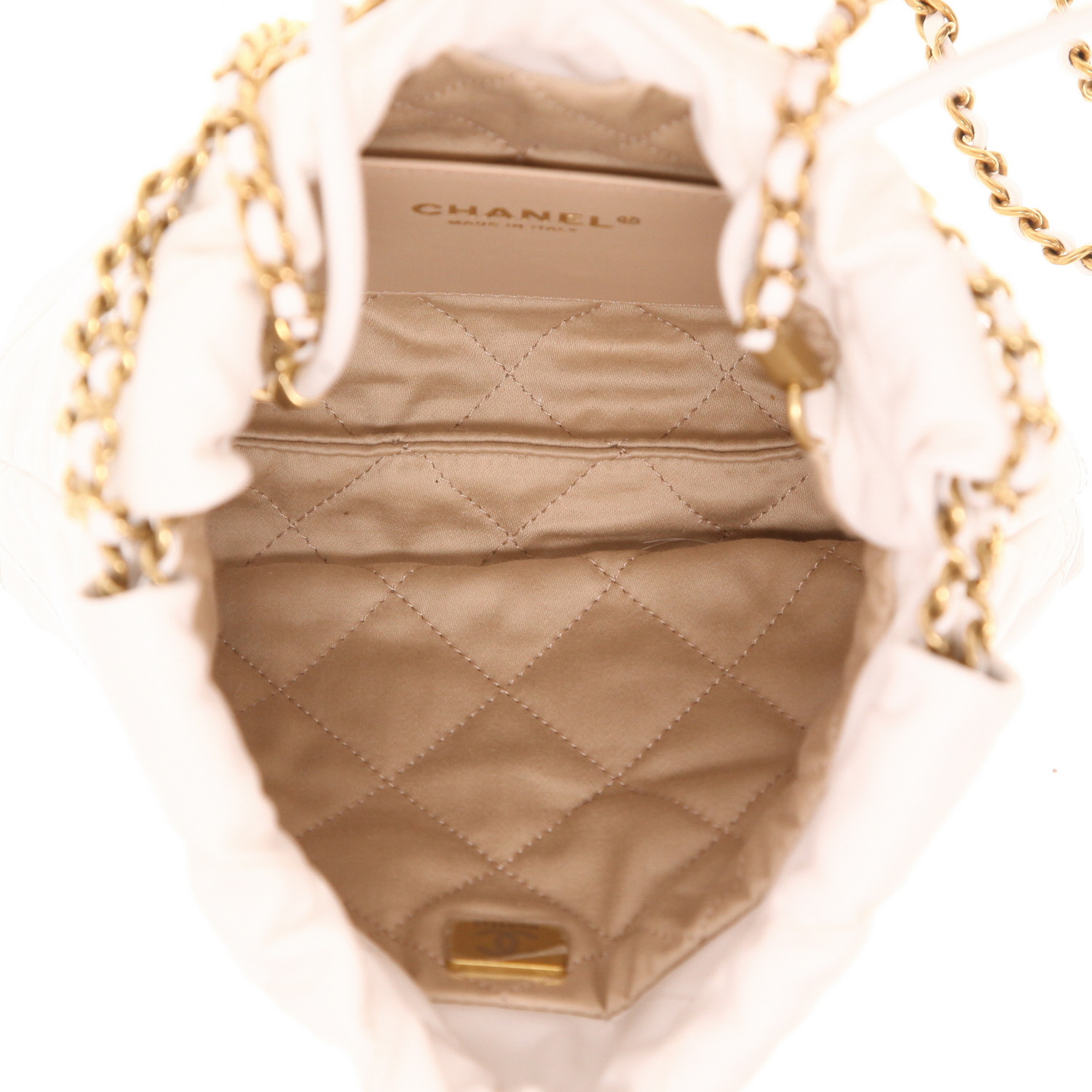 Chanel 22 Mini shoulder bag in white leather - Detail D3