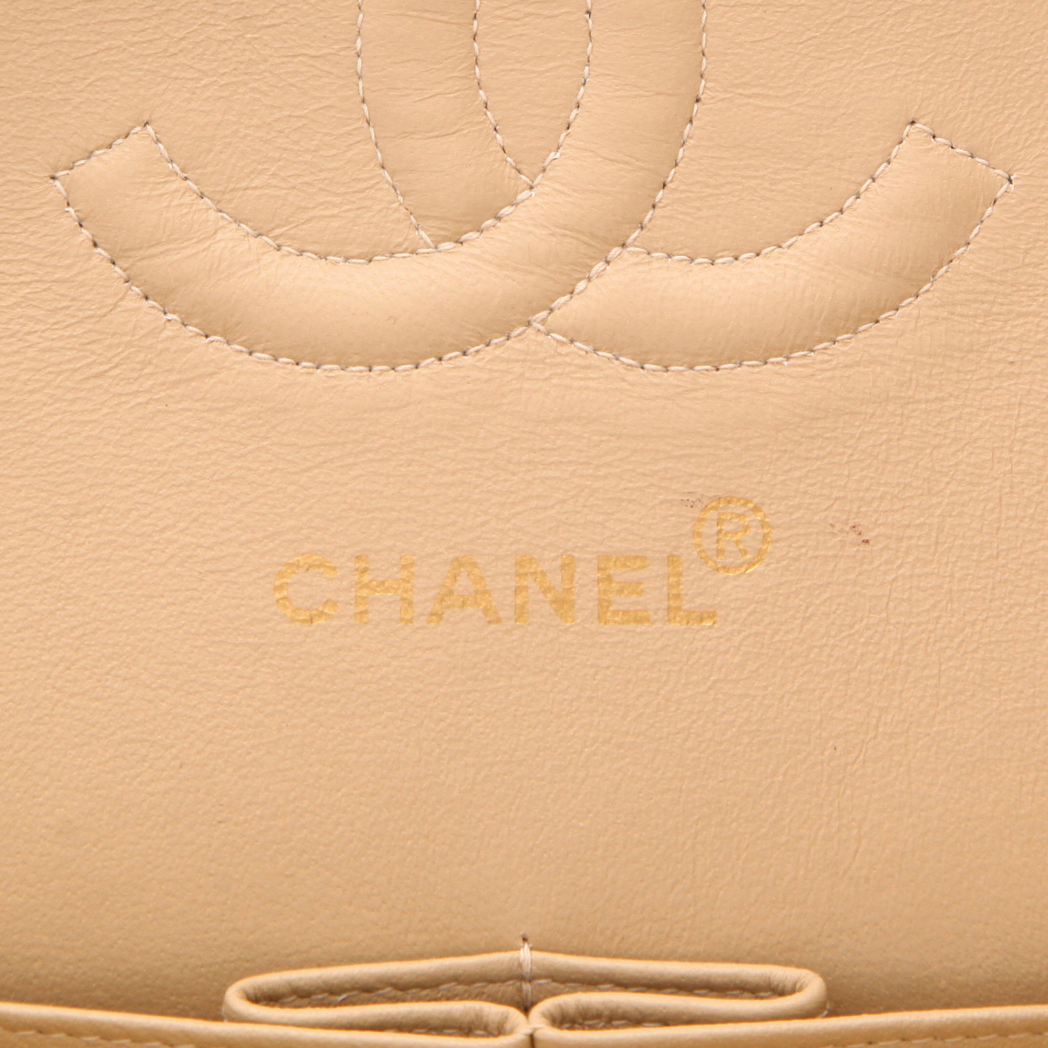 Bolso Chanel «Timeless Classic» de piel acolchada en color beige - Detail D2