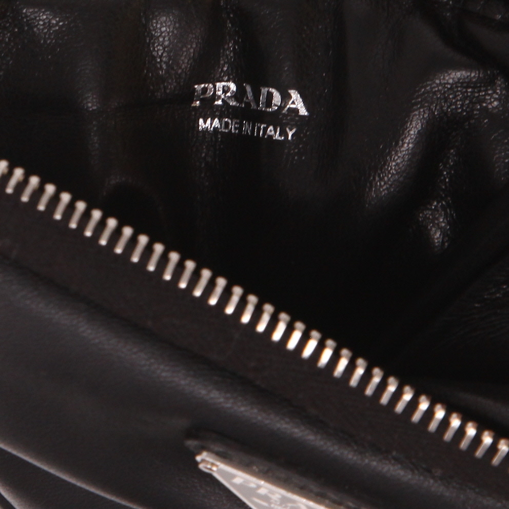 Prada Triangle Mini shoulder bag in black leather - Detail D2