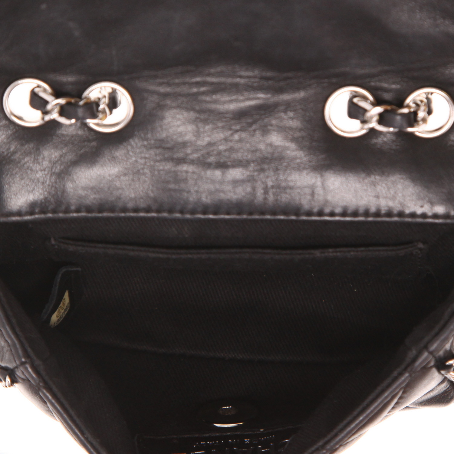 Sac bandoulière Chanel  Sac à rabat mini  en cuir matelassé noir - Detail D3