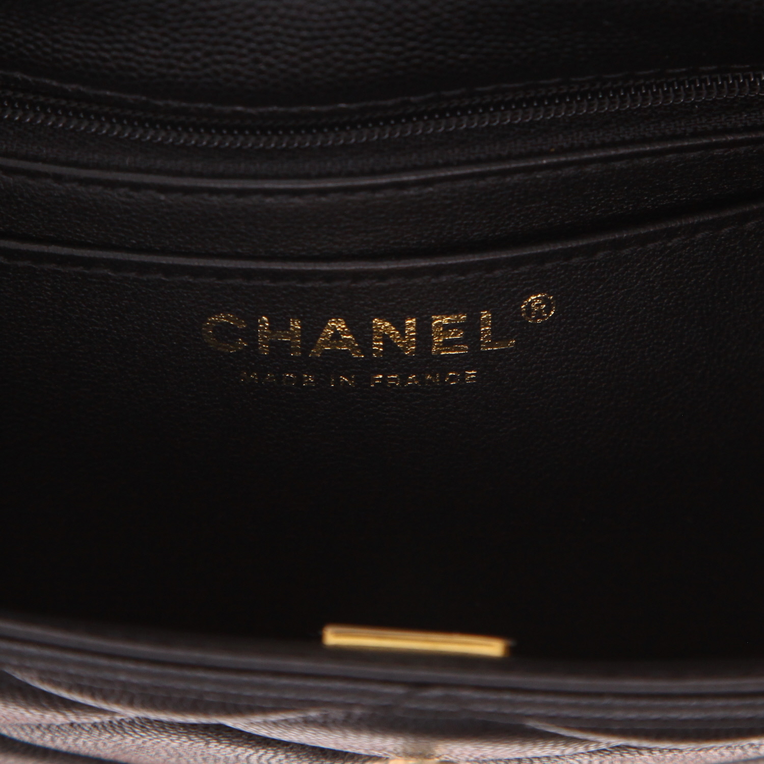 Chanel handbag  Black quilted grained leather flap bag - Detail D2