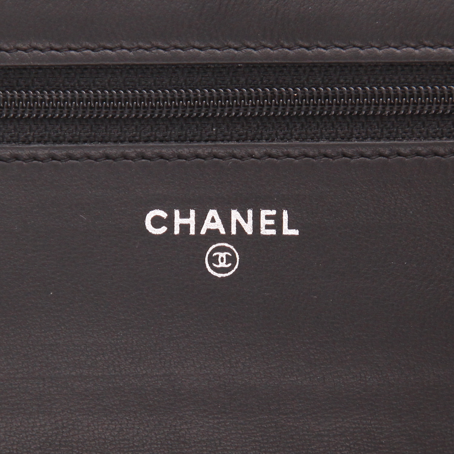 Sac bandoulière Chanel  Wallet on Chain en cuir matelassé noir - Detail D2