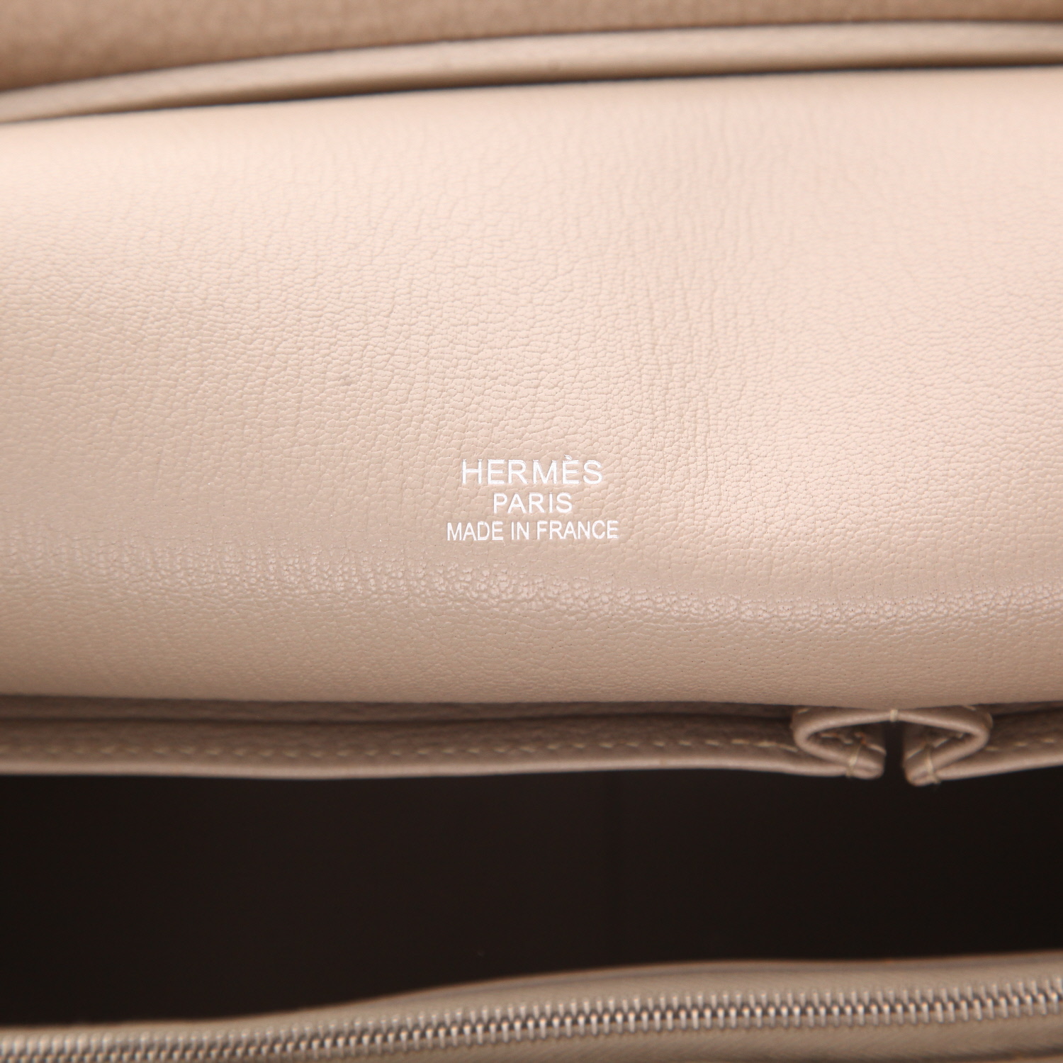 Hermès Jypsiere 34 cm shoulder bag in Gris Tourterelle Togo leather - Detail D2
