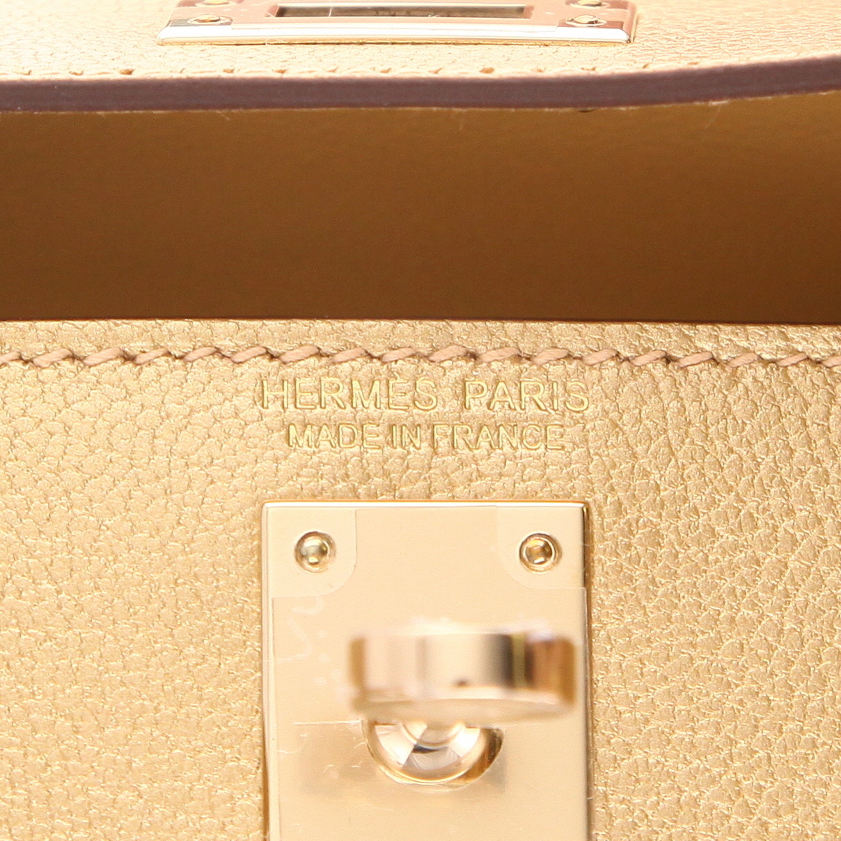 Sac bandoulière Hermès  Kelly 20 cm en chevre Chamkilight dorée - Detail D2