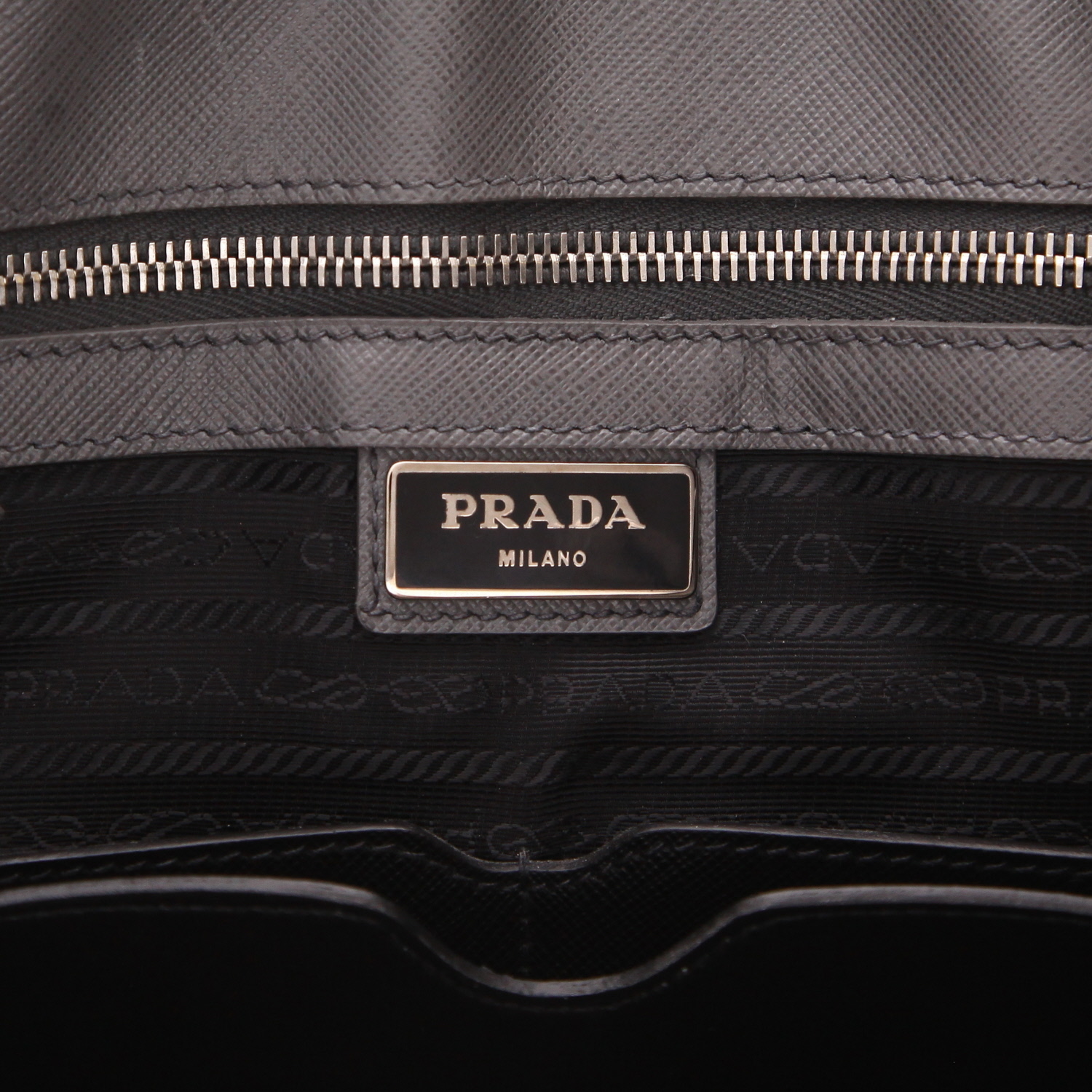 Prada handbag   in grey Saffiano leather - Detail D2