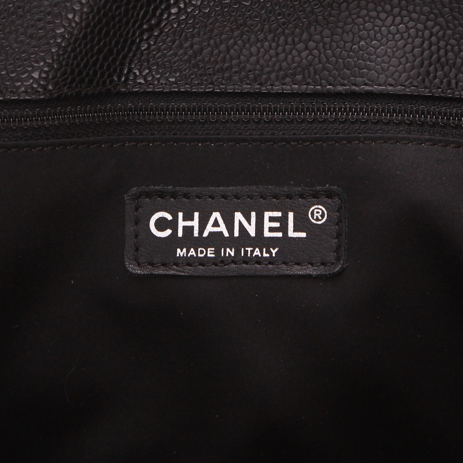 Chanel GST Shopping Handbag in Noir quilted grained leather - Detail D2