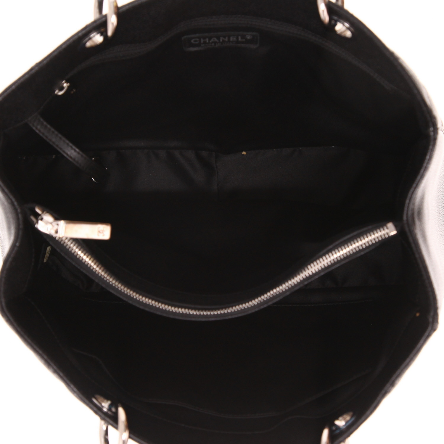 Sac à main Chanel  Shopping GST en cuir grainé matelassé noir - Detail D3