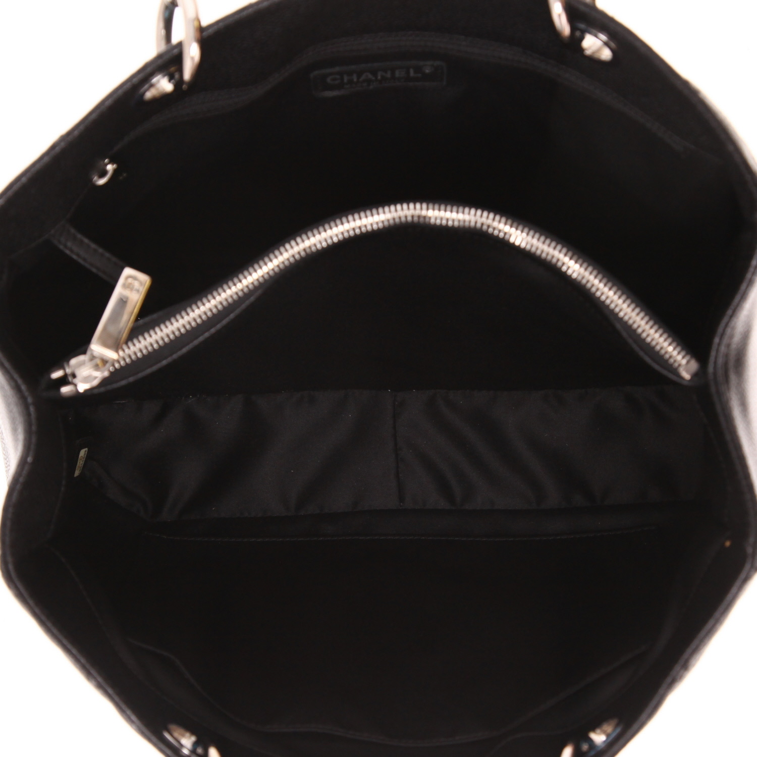 Chanel GST Shopping Handbag in Noir quilted grained leather - Detail D4