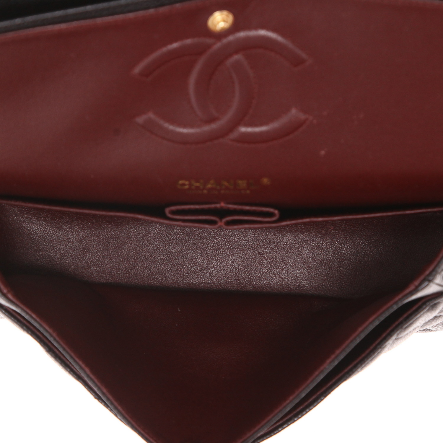 Chanel Timeless Classic handbag in Noir quilted grained leather - Detail D3