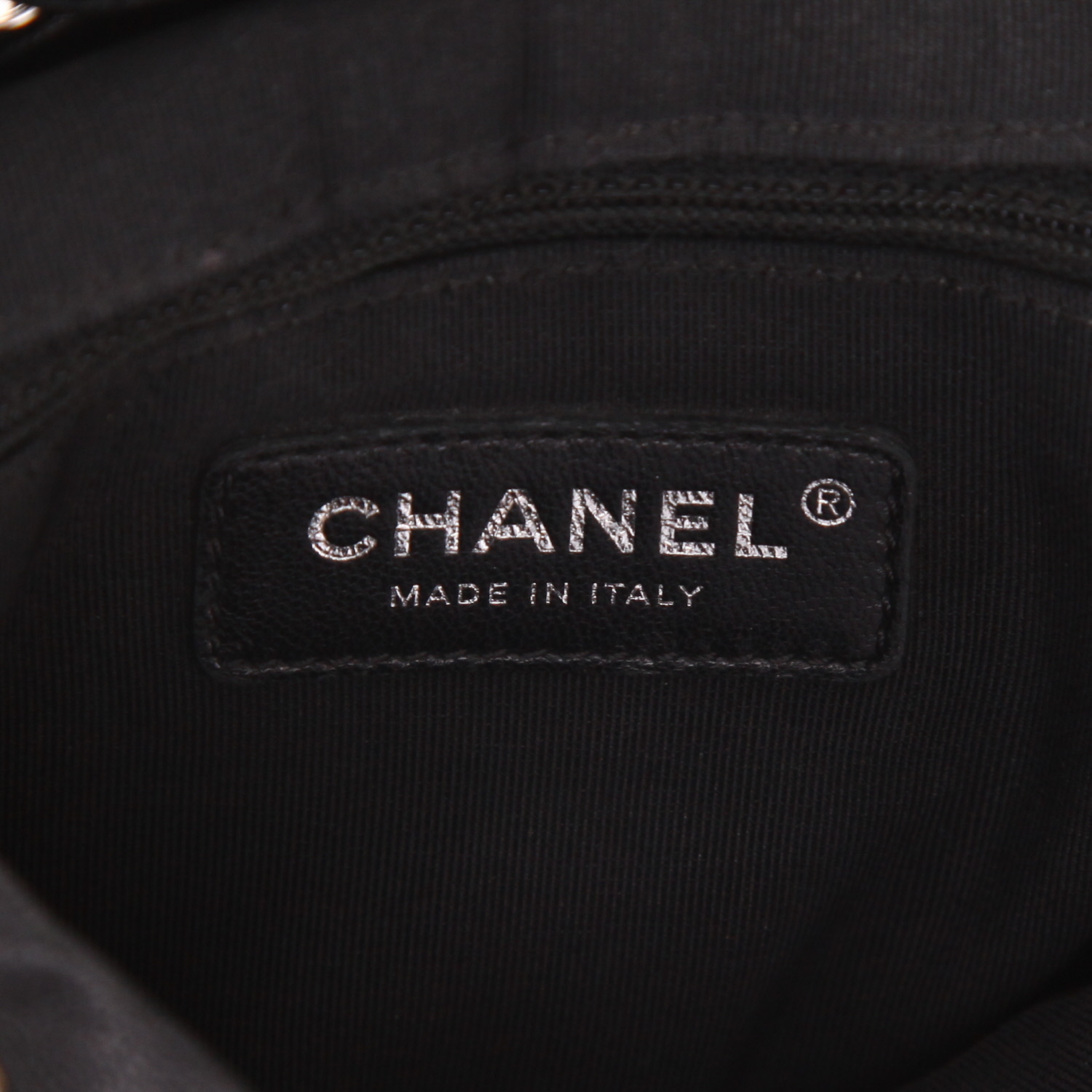 Sac à dos Chanel  Coco Cuba en cuir matelassé noir, rouge, rose et bleu-marine - Detail D2