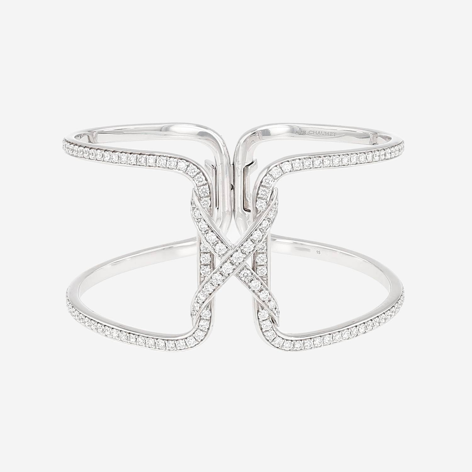 Pulsera tipo brazalete con cierre «Lien» de Chaumet, en oro blanco y diamantes