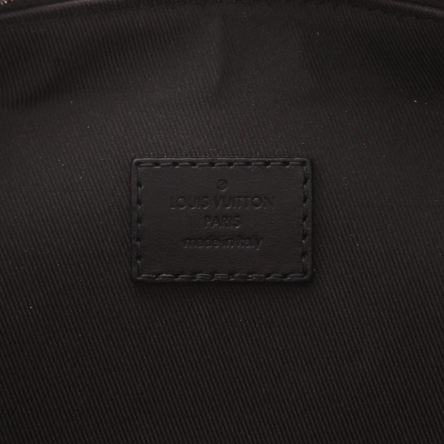 Sac bandoulière Louis Vuitton  Soft Trunk en cuir monogram empreinte noir - Detail D2