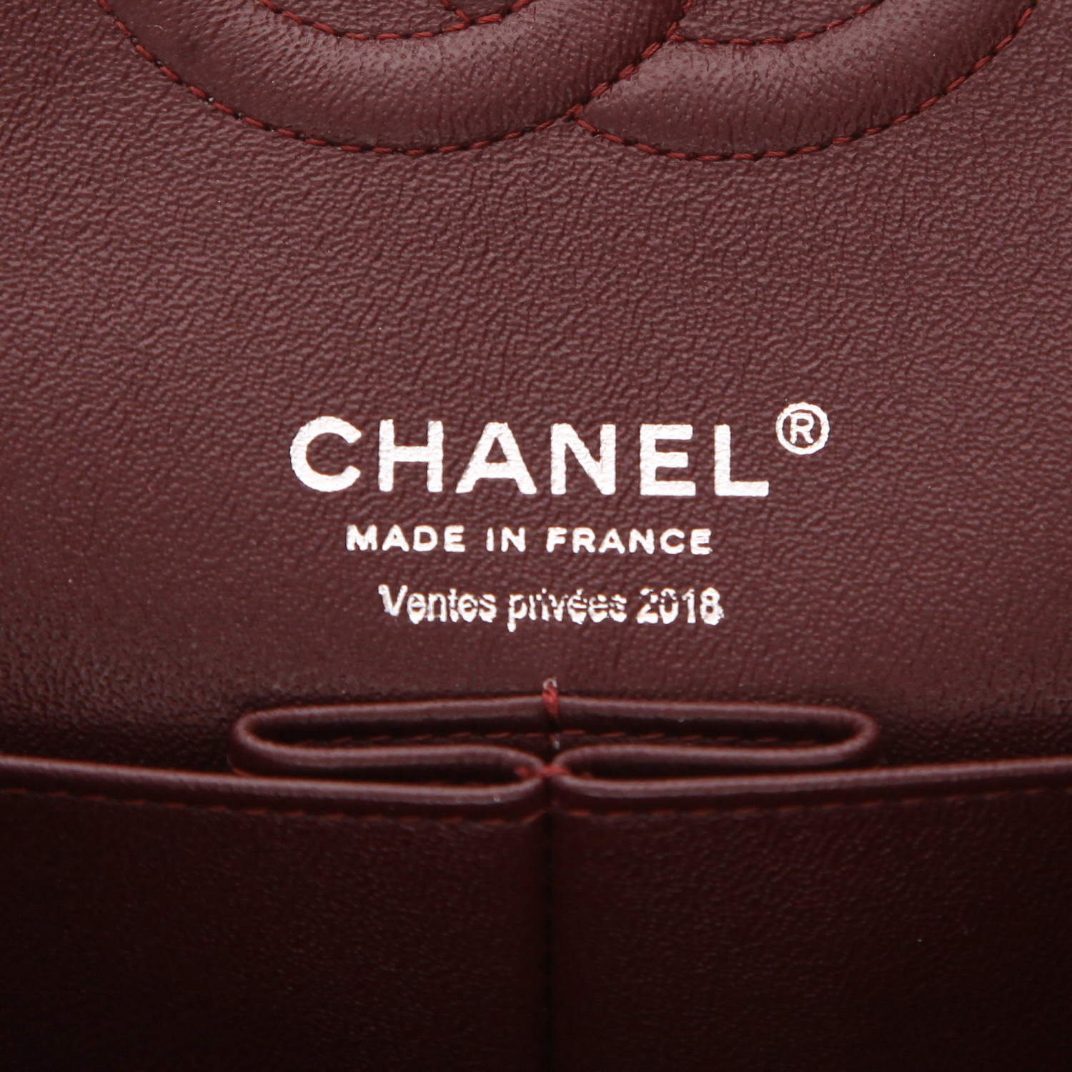Chanel Timeless Classic handbag in black quilted leather - Detail D2
