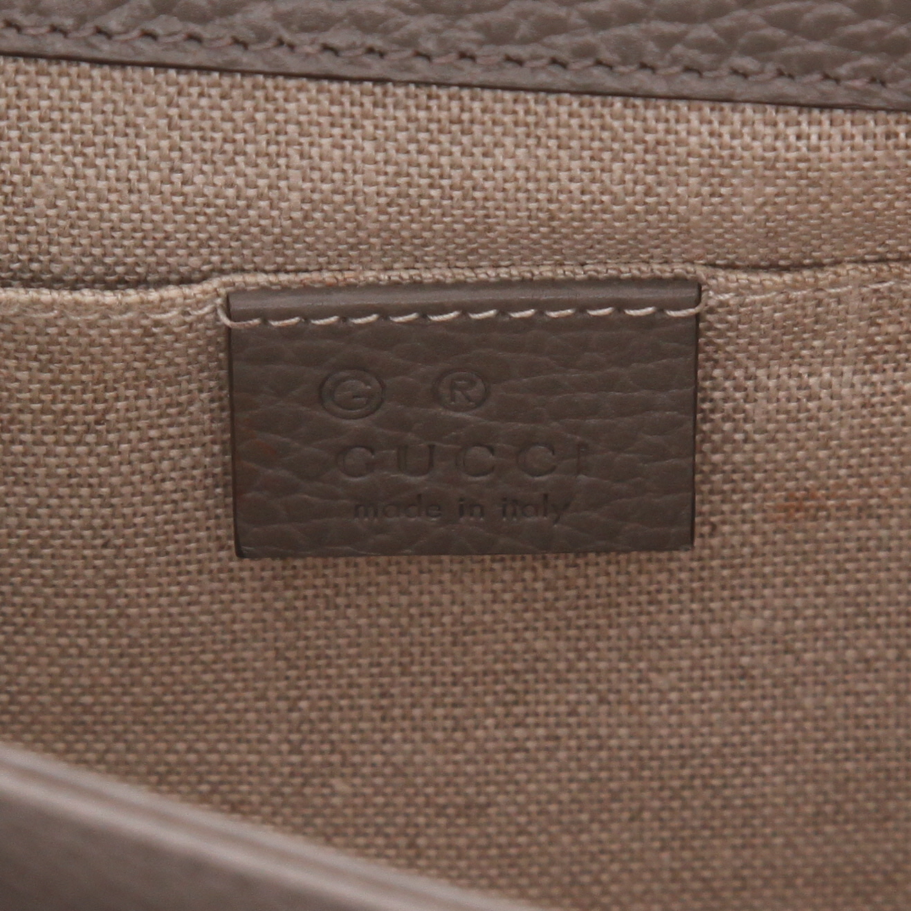 Borsa a tracolla Gucci Interlocking G in pelle martellata grigia - Detail D2