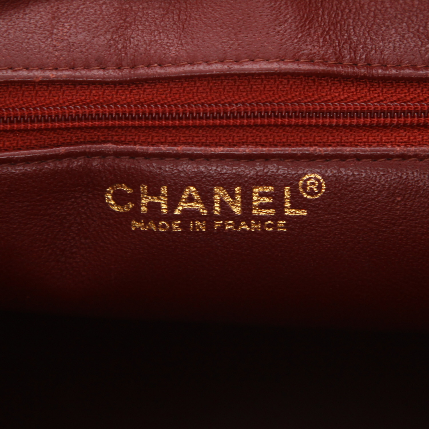 Bolso de mano de Chanel con medallón de piel granulada acolchada de color Bordeaux - Detail D2