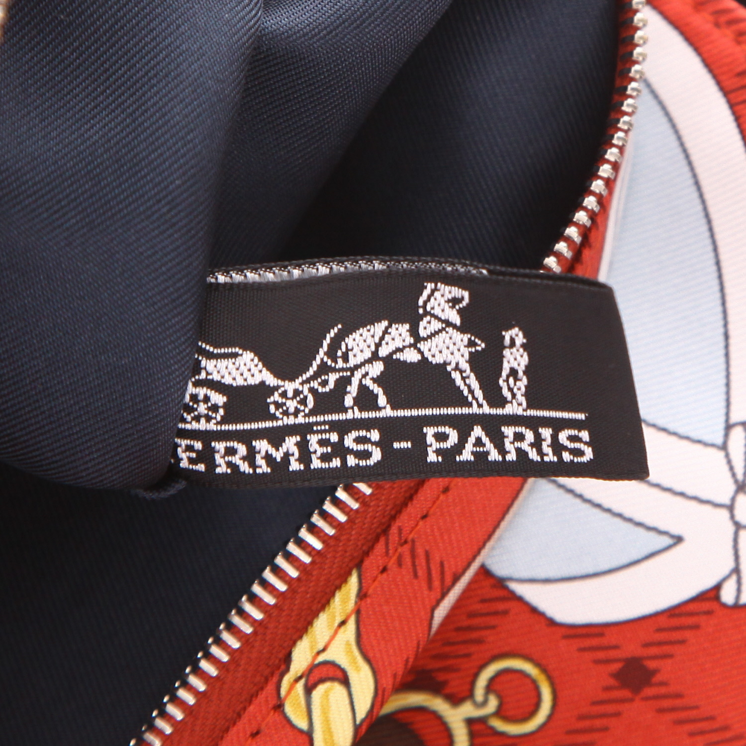 Sac à main Hermès  Silk City en soie rouge et cuir marron - Detail D2