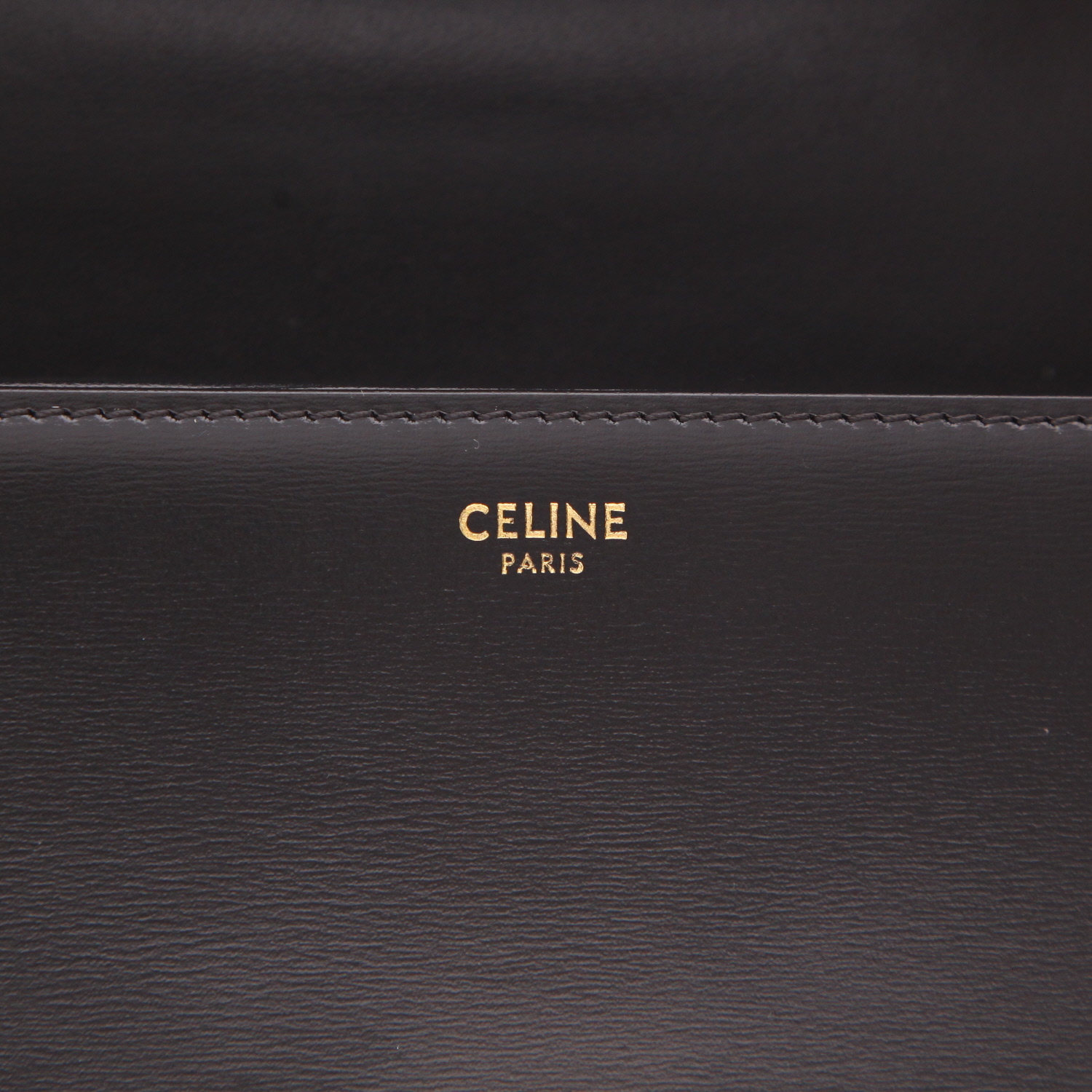 Celine Triomphe Teen shoulder bag in black leather - Detail D2