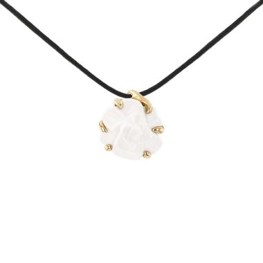 Chanel Camellia pendant in yellow gold and agate